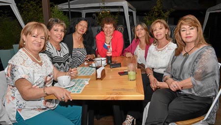 En el restaurante El Dauntaun se reunieron en una comida Leticia Osorio Giraldo, Yolanda Osorio García, Amparo Salazar Rivera, M