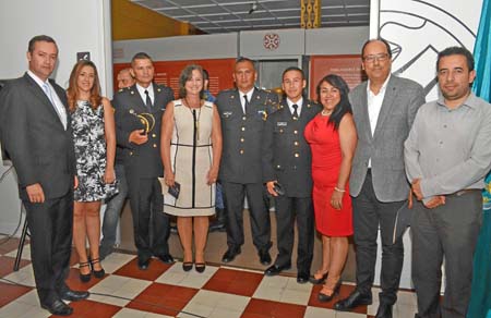 Neveth Alfredo Londoño Cano, director del Centro Penitenciario; Alejandra Cruz Idárraga; teniente Fernando Álvarez Páez; Olga Lu