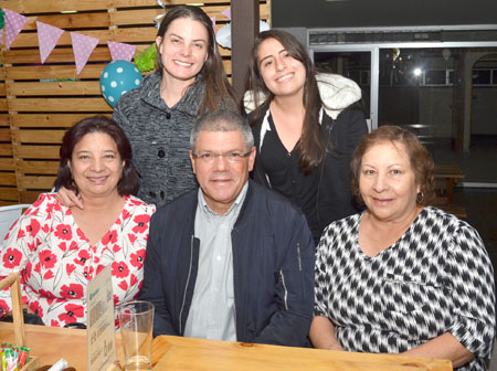 Alba Lucía Rojas Pineda, León Julio Morales Salazar y Bertha Inés Rojas Pineda fueron al restaurante Dauntaun. 