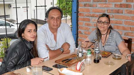 En el restaurante Chavita, Paula Giraldo Henao le festejó el cumpleaños a Carlos Eduardo Giraldo Gómez con Paula Tatiana Henao L