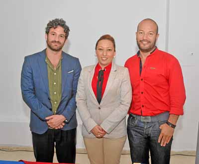 El escritor francés Miguel Bonnefoy con Marcela Echeverri Henao y Juan Carlos Acevedo, escritor colombiano. 