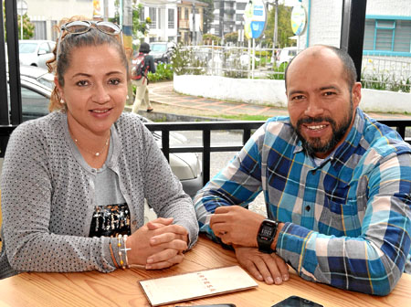 Bertha Inés Franco Bedoya y John Eder Toro Toro en el Restaurante Artesá. 