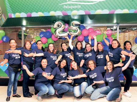  De pie, izquierda a derecha: Liliana López, Magdalena Suárez, Yolanda Giraldo, Vanessa Sepulveda, Daniela Ocampo, Mariela Marul