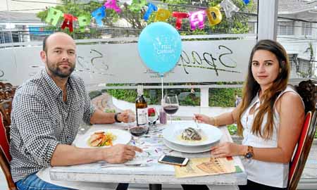 Juan Pablo Salazar Ocampo fue homenajeado por su novia, Susana Londoño Bedoya, con un almuerzo en el restaurante Spago.