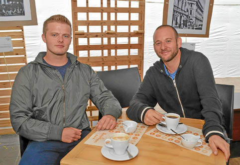 Lukas Kurzen y Michael Dónni asistieron a un almuerzo en el restaurante El Dauntaun.