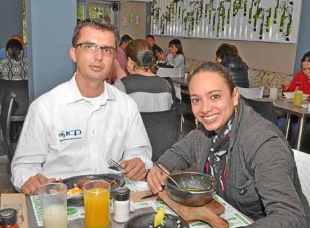 Juan Carlos Uribe Hurtado y Alexandra Duarte Castillo se reunieron en un almuerzo en el restaurante Cháncharos.
