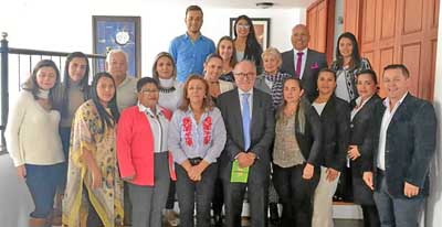 El gobernador Guido Echeverri Piedrahíta y su esposa, Ana María Jaramillo Hurtado, aparecen en compañía de los asistentes durant