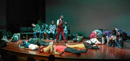 Érik Vallejo aparece con un grupo de espectadores que participó en su espectáculo de hipnosis.