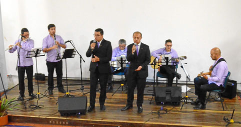 La agrupación Acentos y el dueto Fáver y David durante su recital en la Secretaría de Cultura de Caldas.