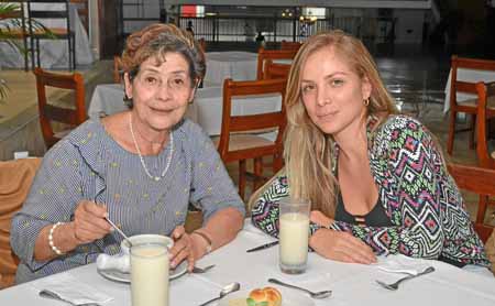 María Teresa de Adarve y Juliana Londoño Orrego se reunieron en un almuerzo en el Club Manizales.