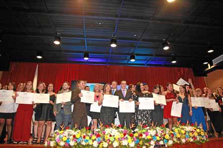 Profesionales que recibieron títulos en los programas de Logística, Recursos Humanos, Gestión de Mercadeo, Ingeniería Industrial