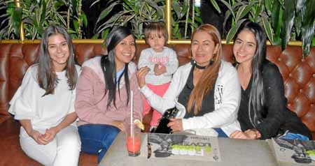 Sofía Montoya García, Daniela Rojas García, Salomé Rojas Montoya, Nancy García Pulgarín y Juliana Rojas García.
