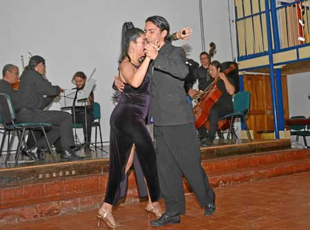 El espectáculo fue organizado por Jorge y Lucero de la Academia Silueta Porteña.