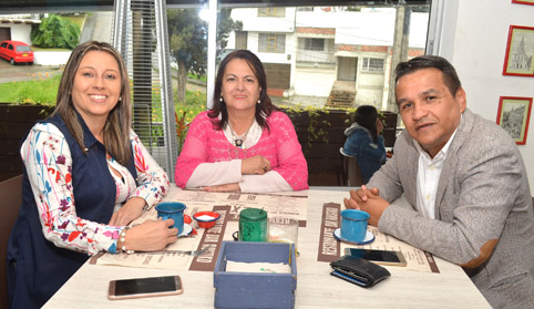 Sandra Janeth Herrera García, Rocío García Betancurt y Gabriel Loaiza Rincón, en el restaurante Rústiko.