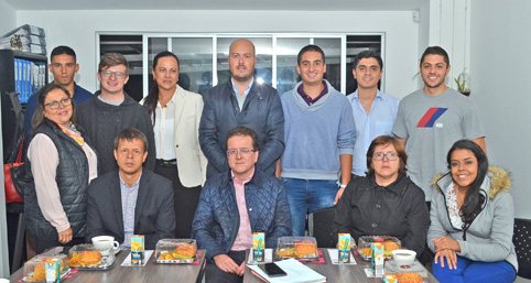 Mauricio Castrillón Marín, Mauricio Salazar Sierra, Dilia Castrillón Marín y Alicia Lozano Henao. De pie: Liliana Castrillón Mar