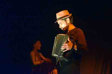 Escena de La peine, en la que participaron Micaela Álvarez y Daiana María Canteros.