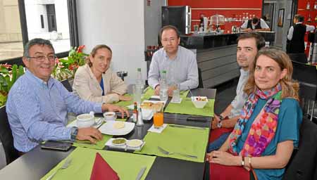 Jorge Hernán Mesa, gerente de Aguas de Manizales; Olga Lucía de Narváez, líder de inversiones del Banco Interamericano de Desarr