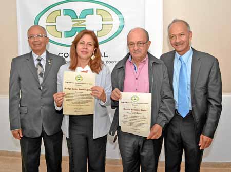 Carlos Alonso Polo Galíndez, presidente de Comvezcal; Marlyn Hellen Romero Peñuela, recibió el reconocimiento por su labor acadé