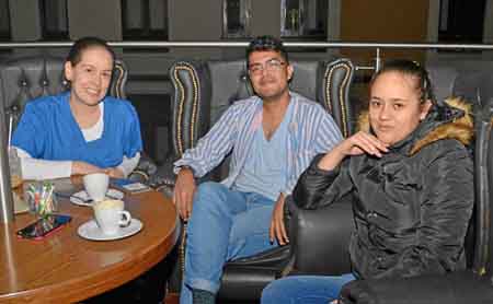 Foto | José Fernando Tangarife | LA PATRIA Ángela Mejía Jaramillo, Kenny Santiago Cuacialpud Marín y Yenny Jaramillo Pamplona.