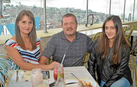 Foto | José Fernando Tangarife | LA PATRIA Tulia Castro González, John Jairo Tamayo Salazar y Mariana Tamayo Castro.