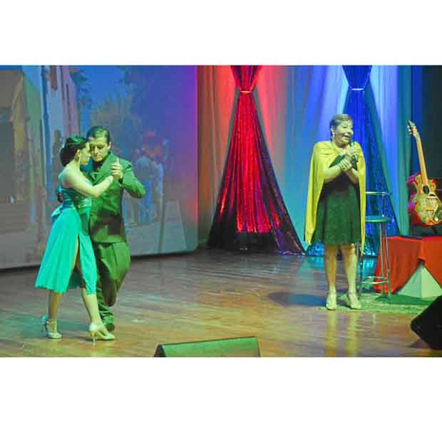 Mirta Godoy y una pareja de baile durante el espectáculo que se presentó en en el auditorio Hernando Aristizábal Botero de Confa