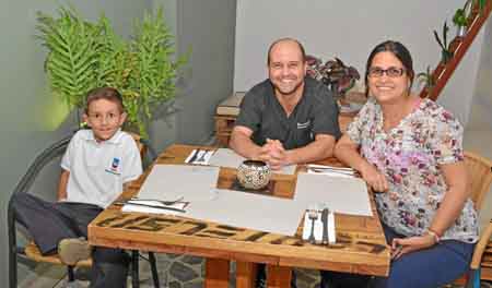 Fotos | José Fernando Tangarife | LA PATRIA Miguel Tobón Mejía, Camilo Tobón Mesa y Luz Adriana Mejía Trujillo se reunieron en e