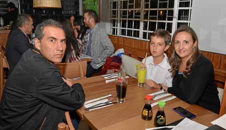 Foto | José Fernando Tangarife | LA PATRIA Marcelo Botero Montoya, Martín Botero Estrada y Natalia Estrada Jaramillo.