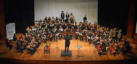 Foto | José Fernando Tangarife | LA PATRIA Orquesta Filarmónica el Café, que dirige el maestro Édgar Melán, durante el homenaje 