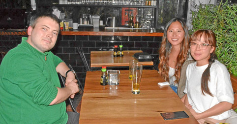 Alexander Slawinske, Haishi Cheng y Lishi Cheng compartieron en una comida en el restaurante Komo Asian Concept.