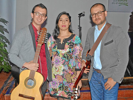Sara María Guerrero, estuvo acompañada por David Ocampo Ciro en el tiple y Paulo Andrés Olarte Rendón en la guitarra. 