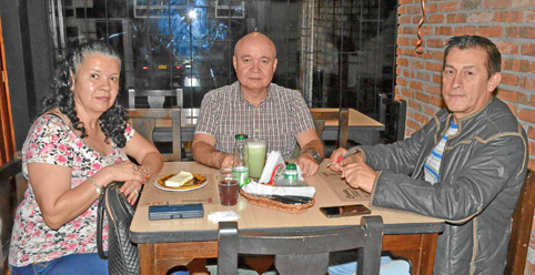 Amparo García Ospina, John Jairo García Ospina y Orlando Velásquez Zapata en el restaurante Asados Chavita.