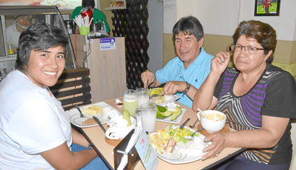 Ana María Bogotá Ortiz, Gonzalo Enrique Bogotá Olarte y Ana Ortiz Solano.