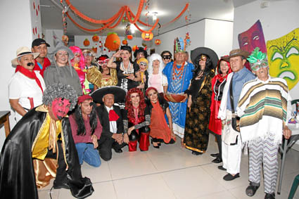 Asistentes a la fiesta que se celebró el 2 de noviembre.