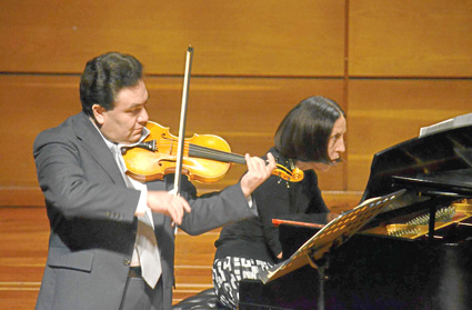 Javier Pinell y Ángela Rodríguez durante el concierto que se ofreció el 1 de noviembre.