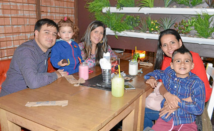 Guillermo Ocampo Duque, Alicia Ocampo Plata, Bibiana Plata Olarte, Marcela Plata Olarte y Jorge Andrés Niño Plata.