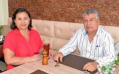 En el restaurante L’Angevin se reunieron en un almuerzo los esposos Amparo Vera Lugo y Álvaro García Vélez.