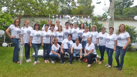 Yolanda Sánchez, Vilma Esperanza Gómez, Martha Lucía Jiménez y Melva Aristizábal. De pie: Gloria Estela Arenas, Patricia Ramírez