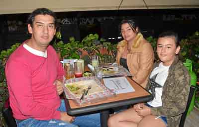 En el restaurante El Petizo Núñez se reunieron en una comida Cristian Echeverry Sánchez, Gina Paola Sierra Castro y María José E