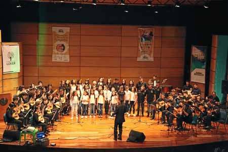 Músicos de la Orquesta Filarmónica de Caldas y del Coro de docentes de cuerdas pulsadas que participaron en el concierto.
