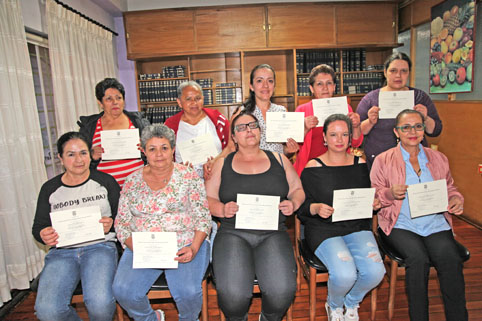 Recibieron el certificado: María Eugenia Buriticá Buitrago, Adriana Patricia Castaño, Érika Luz Jiménez Osorio, Martha Cecilia D