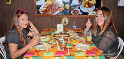 Manuela Villa Castaño y Daniela Villa Castaño compartieron en un almuerzo en el restaurante Los Geranios.