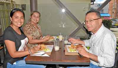 Johana Urrea González, Alejandra María Martínez Ramírez y Luis Loaiza Ferreira, funcionarios del ICA, se reunieron en La Luna de