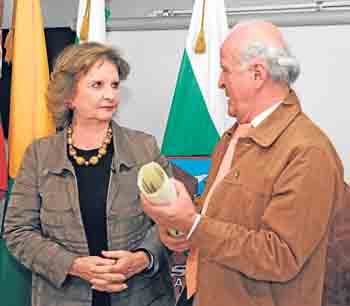 El presidente de la SMP, Herman Estrada Mejía, entregó a Elvira Escobar de Restrepo una Nota de Estilo con el reconocimiento.