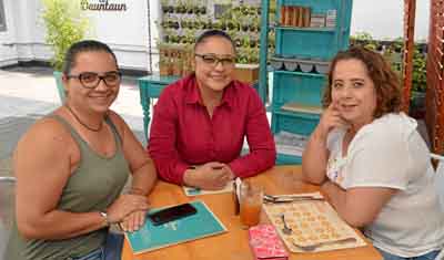 Alejandra Rojas Bedoya, Diana Clemencia Cabra Calderón y Myriam Bedoya Correa compartieron en el restaurante Dauntaun.