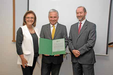 Gloria Patricia Arias Pimiento, directora ejecutiva de Fenalco Caldas; Ángelo Quintero palacio, homenajeado; y Luis Fernando Fra