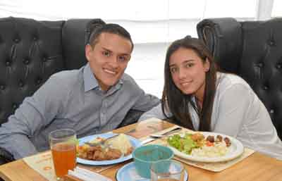 Santiago Carvajal Garcés fue invitado a un almuerzo por Sara Pineda Cardona a celebrar su cumpleaños en el restaurante Dauntaun.