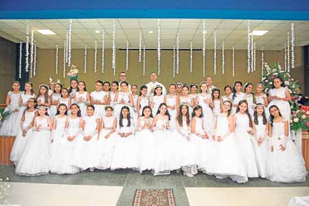 La rectora del Colegio nuestra Señora del Rosario, sor Inés de Jesús Torres Duarte, y el capellán del Colegio, presbítero Hugo A