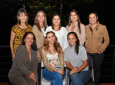 Ángela Gómez Botero, Diana Fernanda Vargas Tovar y Eugenia Salazar Gómez. De pie: Liliana Ocampo Gutiérrez, Clemencia Gómez Bote