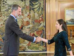 El rey Felipe VI de España saluda a María Fernanda Orozco durante su visita al Palacio de La Zarzuela en Madrid. Ella, alumna de
