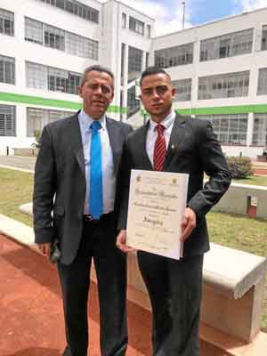 Para celebrar la graduación del universitario neirano, su familia ofreció una recepción campestre. Cristian Camilo aparece en co